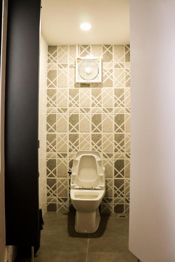 W2 Hostel Чиангмай Екстериор снимка