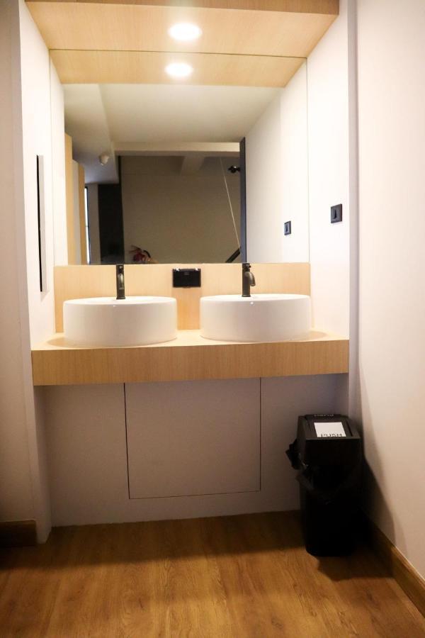 W2 Hostel Чиангмай Екстериор снимка